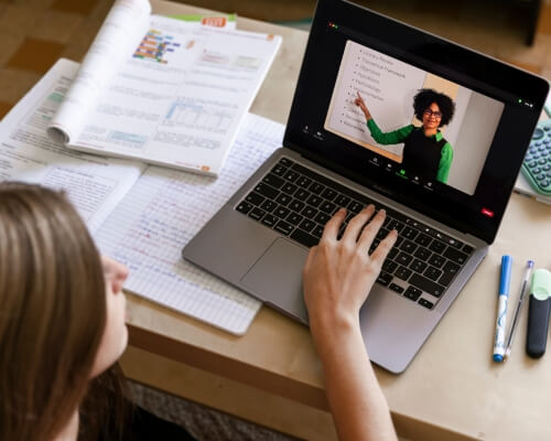 ¿Los títulos obtenidos en una universidad en línea tienen validez oficial?