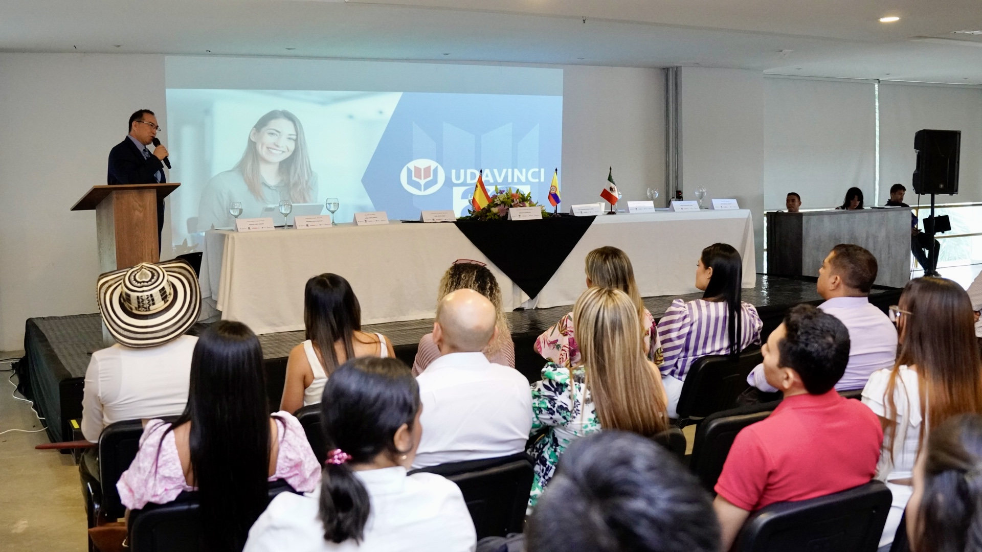 100 Becas en Montería por el 20 aniversario de UDAVINCI